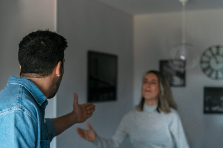 ¿Qué ocurre si uno de los herederos quiere vender un inmueble y otro no?